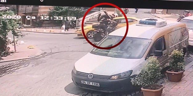 İstanbul'da sıcak anlar! Taksici, aracına çarpan polisi havada tuttu