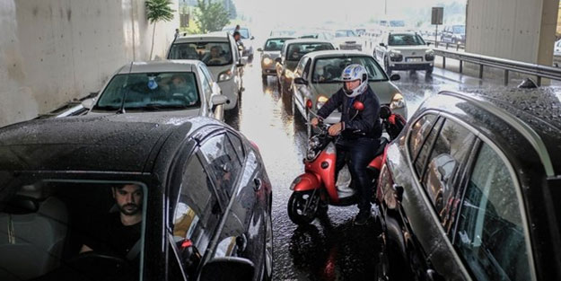 İstanbul'da şiddetli yağış! Doludan korkan vatandaşlar böyle önlem aldı