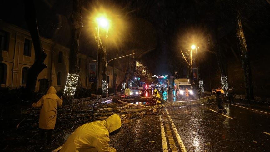 İstanbul'da şiddetli yağmur ve fırtınanın etkisi sürüyor