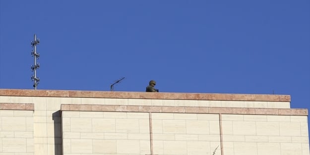 İstanbul'da silahlı ABD askerleri konsolosluk çatısına çıktı