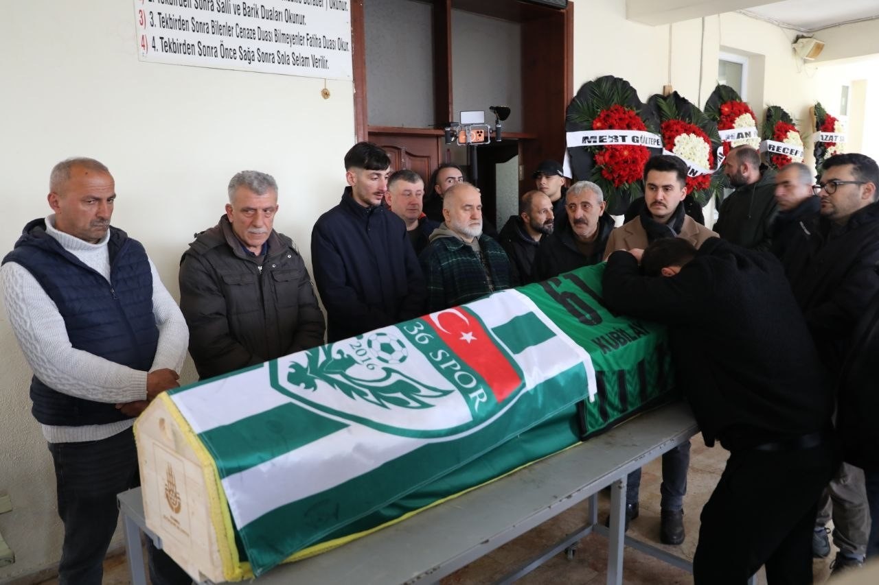 İstanbul'da silahlı saldırıda ölen genç futbolcu son yolculuğuna uğurlandı