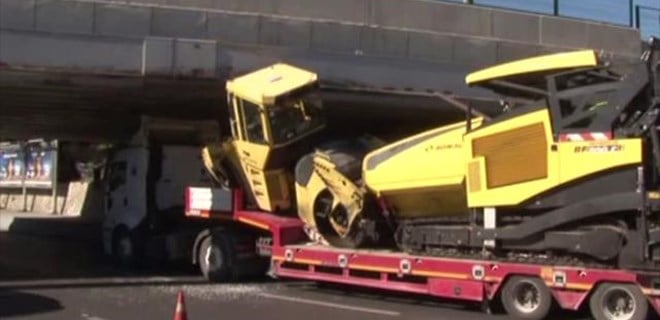 İstanbul'da silindir taşıyan TIR köprüye çarptı