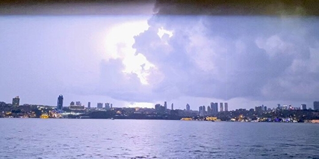 İstanbul'da şimşekler geceyi adeta gündüze çevirdi