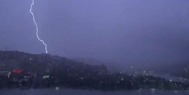İstanbul'da şimşekler geceyi aydınlattı