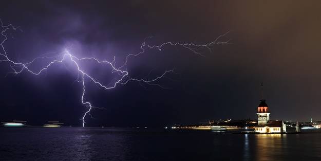 İstanbul'da şimşekli akşam