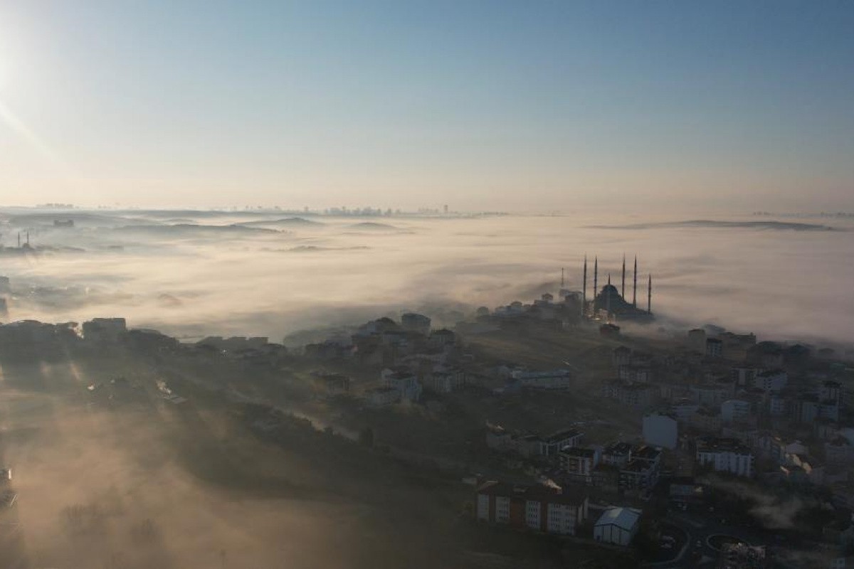 İstanbul'da sis bulutlarının kapladığı ilçe havadan görüntülendi