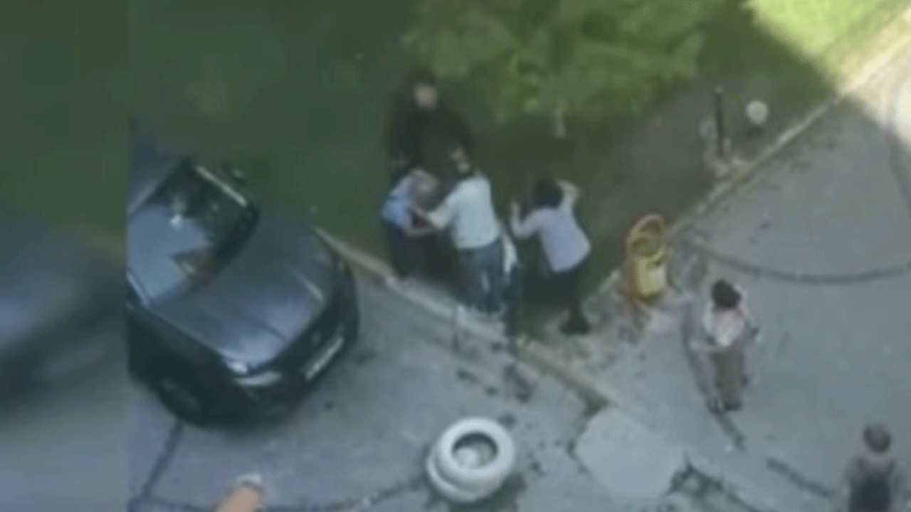 İstanbul'da siteye araçla girmek isteyen kargocu kaos çıkardı!