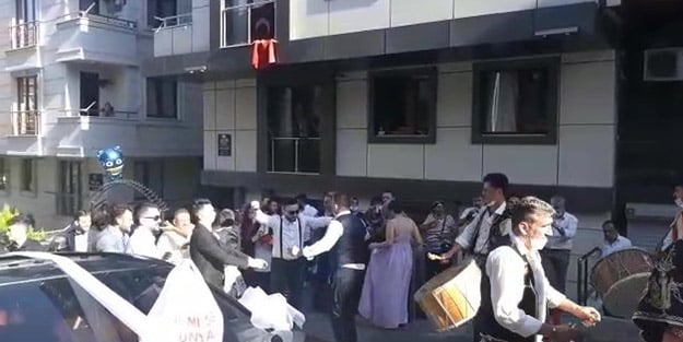 İstanbul'da skandal görüntüler! Yüz binlerce insan ölmemiş gibi davul zurna eşliğinde göbek attılar