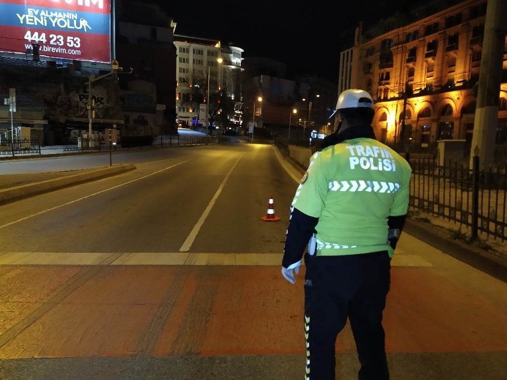 İstanbul’da sokağa çıkma kısıtlaması denetimi gece sürüyor 