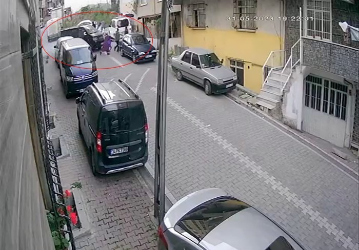 İstanbul'da sokağa girmeye çalışan araç 1'i çocuk 3 kişiyi altına alarak ezdi: O anlar kamerada