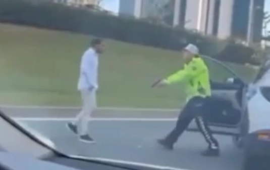 İstanbul'da sokak ortasında polise saldırı