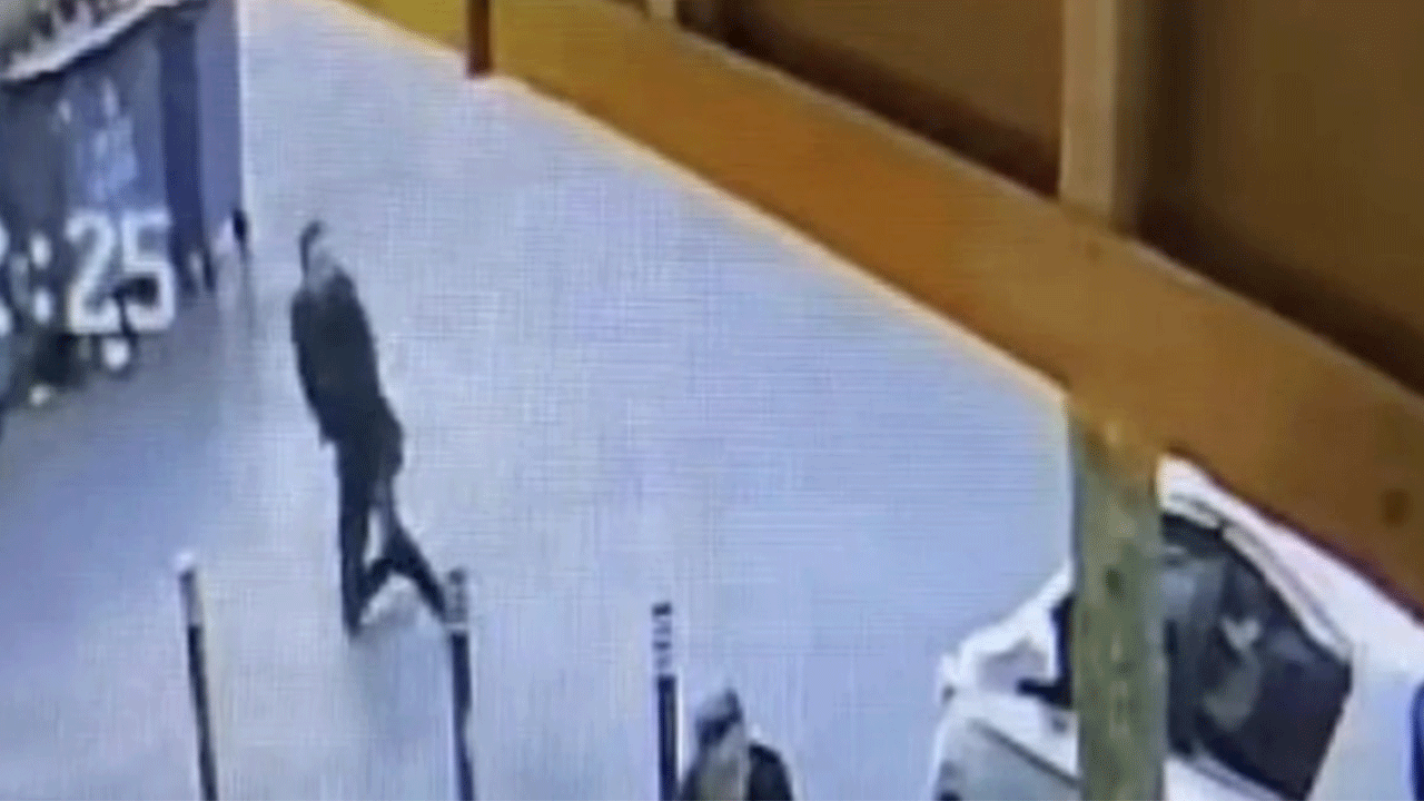 İstanbul'da sokak ortasında silahlı saldırı: Sakladığı için vurdular!