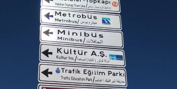İstanbul'da tabelalar artık 3 dilde