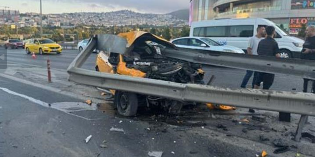 İstanbul'da taksi bariyerlere ok gibi saplandı