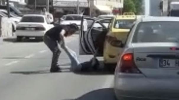 İstanbul’da taksici dehşeti! Kadın yolcuyu ayaklarından tutup...