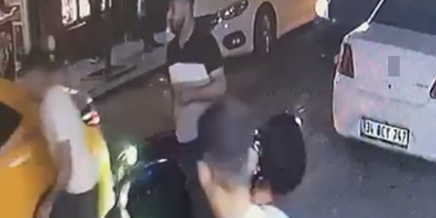 İstanbul'da taksici dehşeti! Motosiklet sürücüsünü ezmeye çalıştığı anlar böyle kaydedildi
