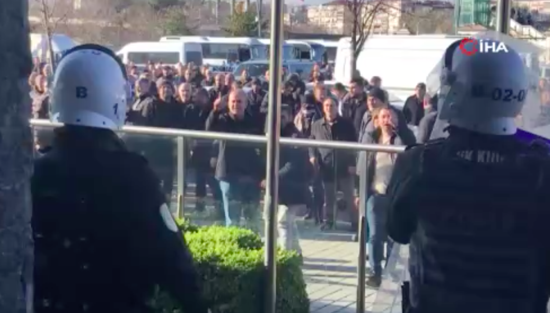 İstanbul'da taksicilerden tepki: UKOME binasına taş fırlattılar