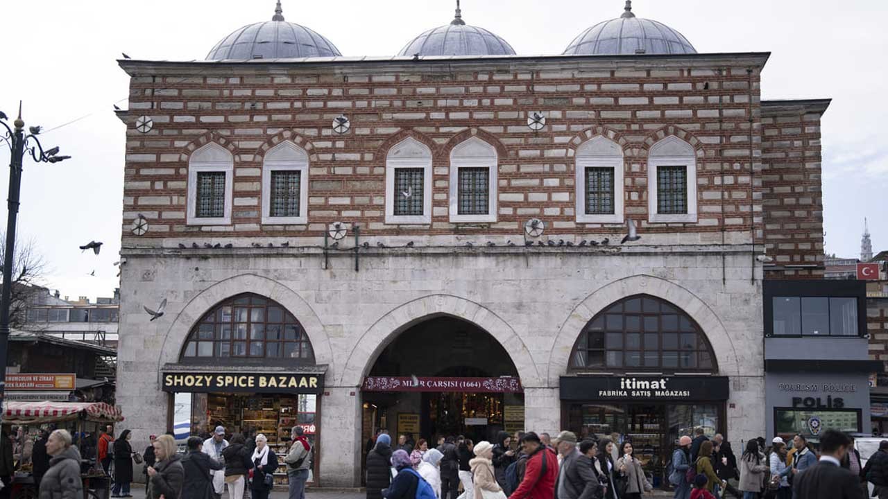 Tarihi Mısır Çarşısı'nda korku dolu anlar! Silah ateşlendi