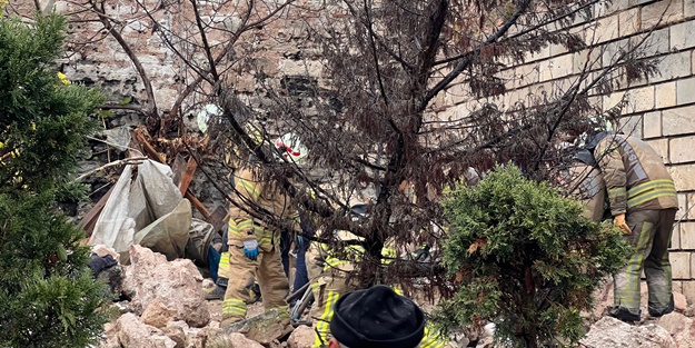 İstanbul'da tarihi surlarda çökme! Bir kişi hayatını kaybetti
