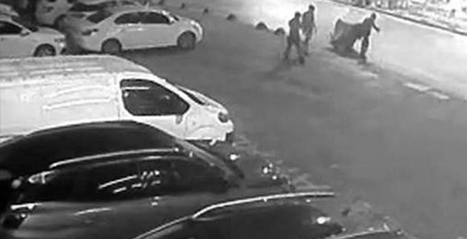 İstanbul'da tartıştıkları ev arkadaşının cesedini el arabasına koyup sokağa bıraktılar