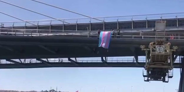 İstanbul’da tehlikeli provokasyon! Sapkınlar köprüye bayrak astı