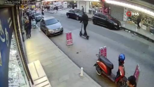 İstanbul’da tek tekerlek kazası kamerada: Scooterlı genç ve yaya kıl payı kurtuldu
