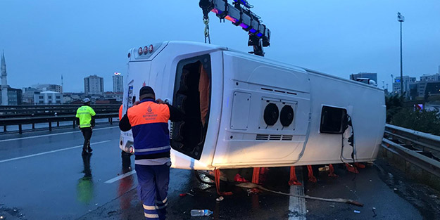 İstanbul'da can pazarı! Midibüs yan yattı, yaralılar var