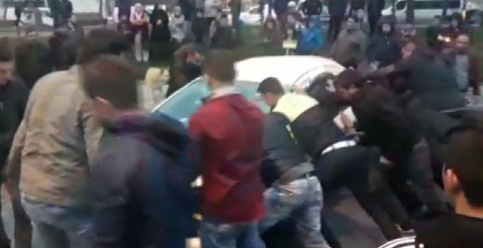 İstanbul'da ters dönen aracı elleriyle çevirip, kenara çektiler