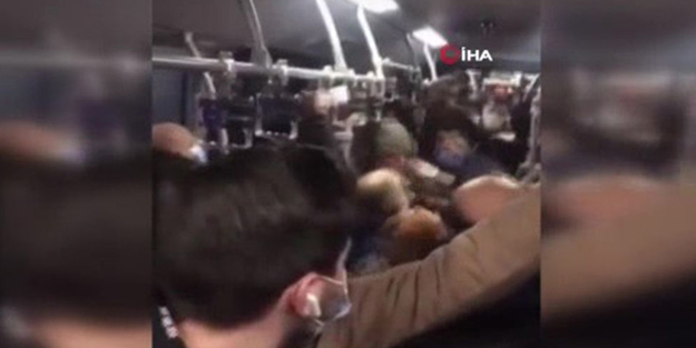 İstanbul'da tıklım tıkış metrobüste yumruk yumruğa kavga