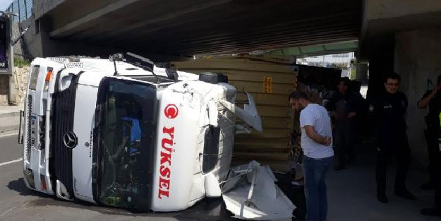 İstanbul'da TIR devrildi, trafik kilitlendi