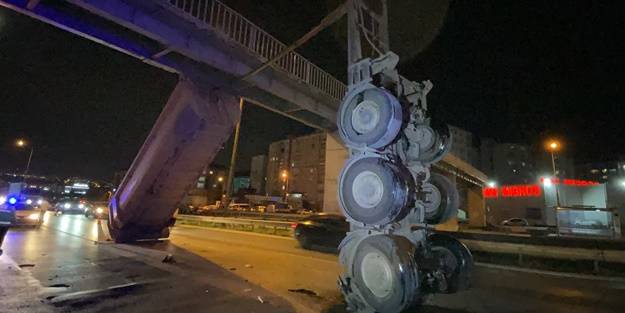 İstanbul'da tırın açılan dorsesi üst geçide çarptı