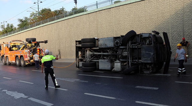 İstanbul'da TOMA devrildi: 2 polis yaralandı
