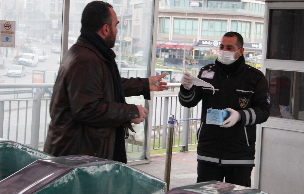 İstanbul’da toplu taşımayı kullananlara maske dağıtılıyor 