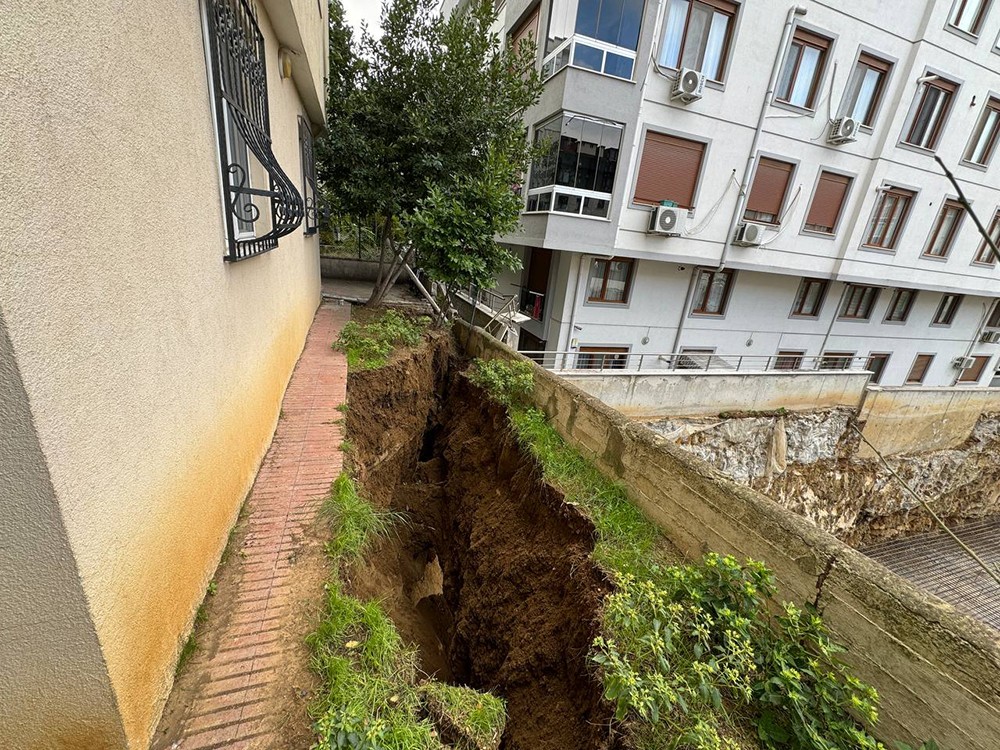 İstanbul'da toprak kayması!