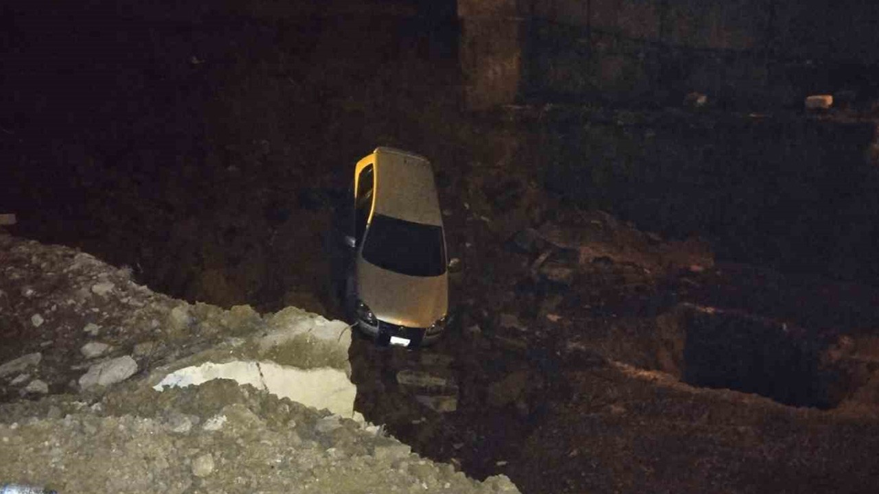 İstanbul'da toprak kayması! Otomobil inşaat temeline düştü