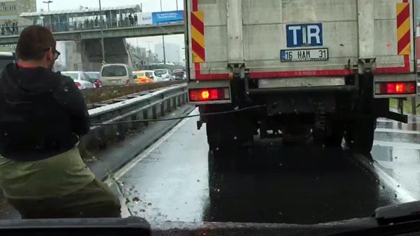İstanbul'da trafiği altüst etti! Kimse ne yapmaya çalıştığını anlayamadı