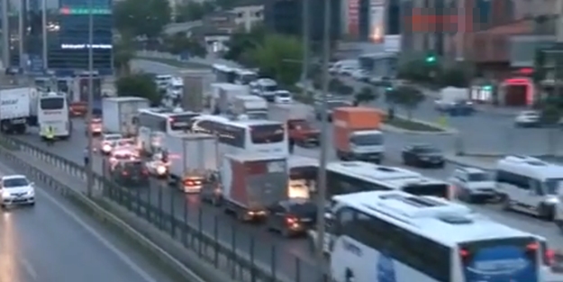 İstanbul'da trafiği kilitleyen kaza!