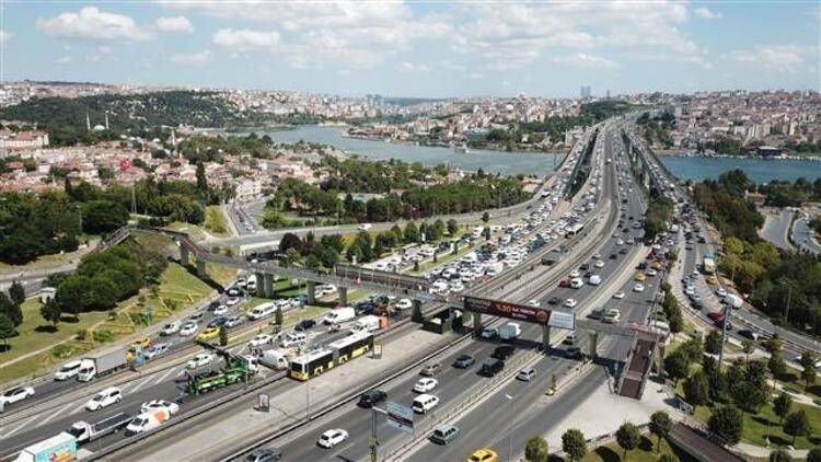 İstanbul'da trafiğini kilitleyen kaza! Aracı bırakıp kaçtılar