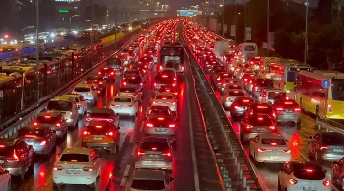İstanbul'da trafik çilesi: Megakent teslim oldu, yoğunluk yüzde 90'a dayandı