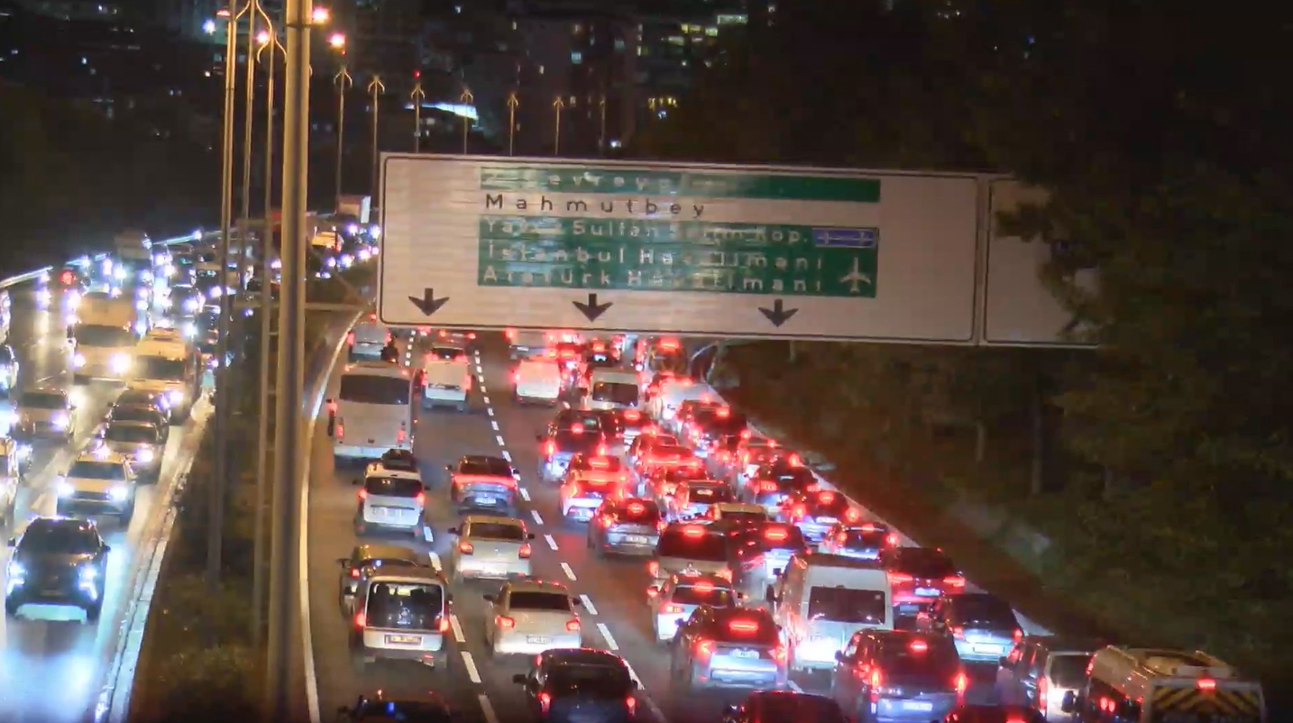 İstanbul’da trafik kilitlendi! Yoğunluk yüzde 89’a ulaştı