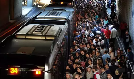 İstanbul'da trafik korkunç seviyede Yoğunluk yüzde 83 ulaşım iflas etti