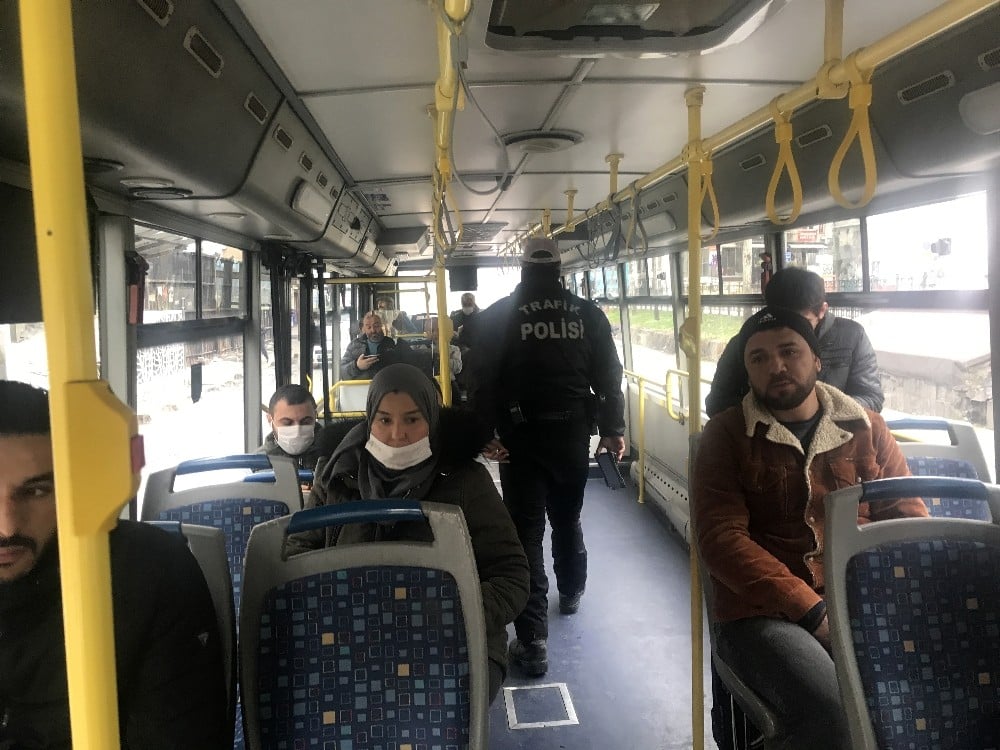 İstanbul’da trafik polisleri halk otobüslerini denetledi 