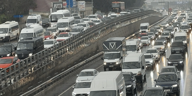 İstanbul'da trafik durma noktasına geldi