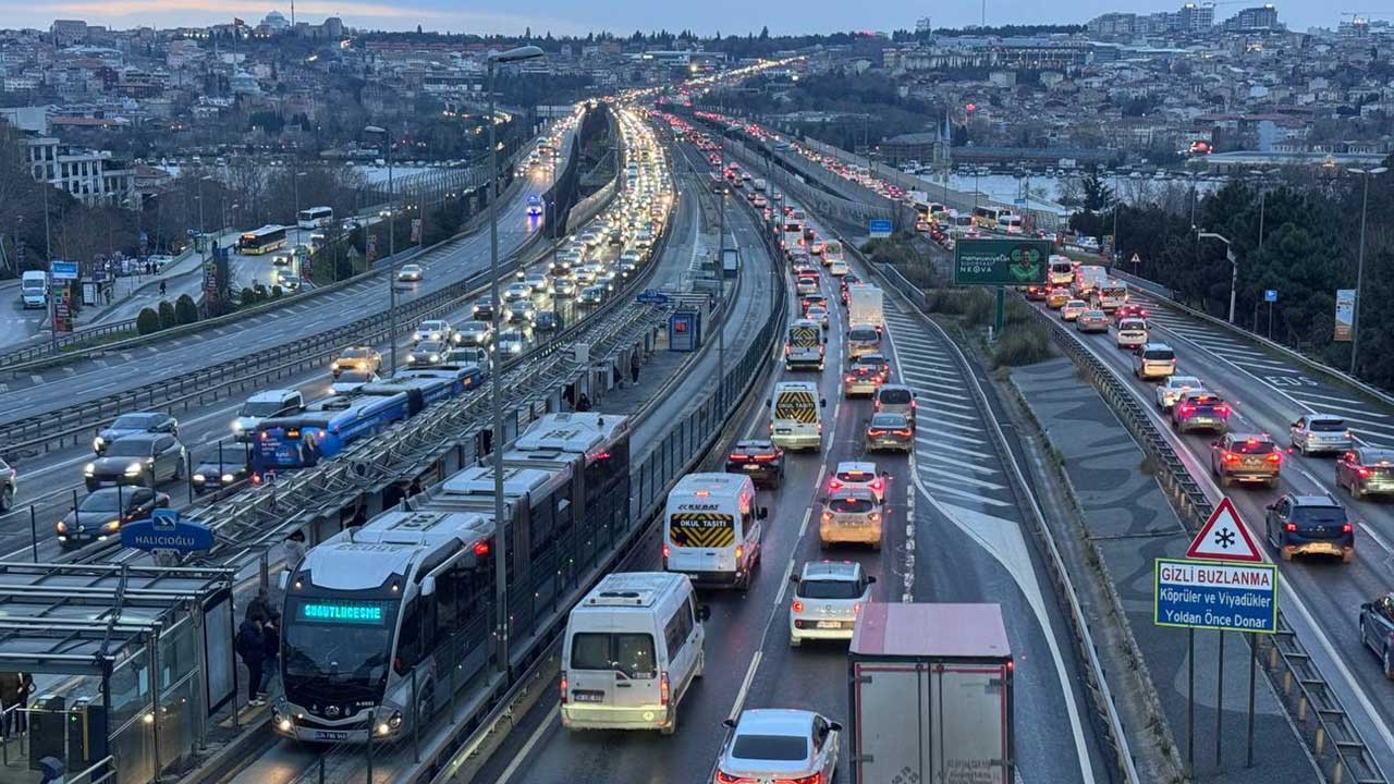 İstanbul'da trafik yoğunluğu yüzde 85'e yükseldi