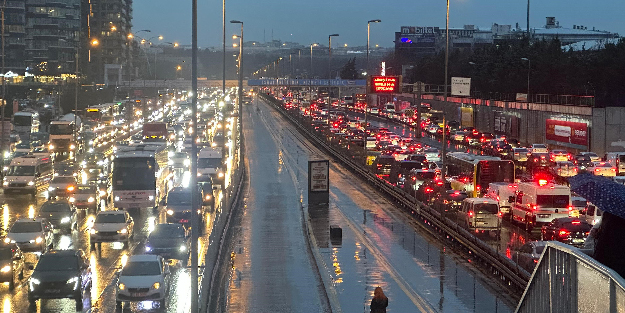 İstanbul'da trafik kilitlendi!