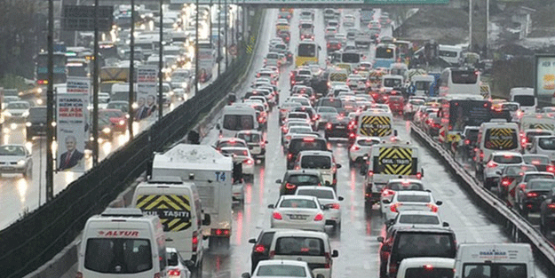 İstanbul'da trafik can çekişiyor