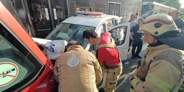 İstanbul'da tramvay ile polis aracı çarpıştı! Seferler durduruldu