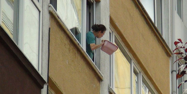 İstanbul'da tuhaf olay! Yoldan geçenlerin üzerine kezzap döktü