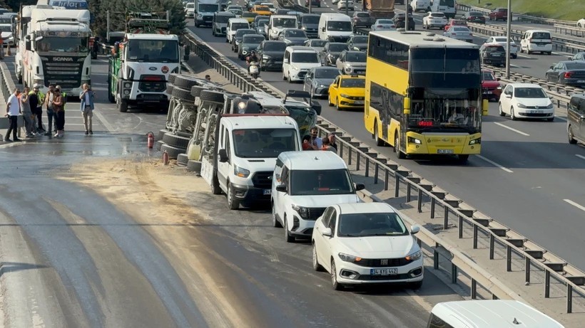 İstanbul’da ulaşım kilitlendi! Basın Ekspres’te mikser devrildi, yol trafiğe kapandı