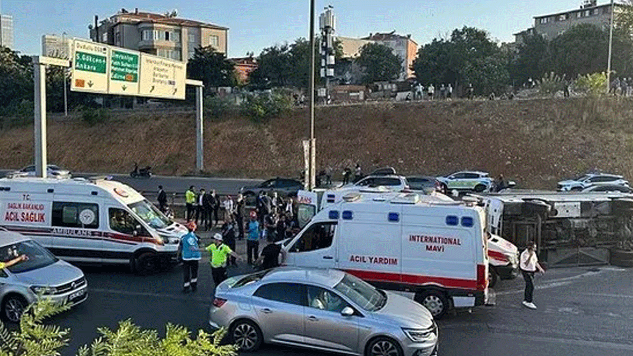 İstanbul’da TEM bağlantı yolunda servis midibüsü devrildi